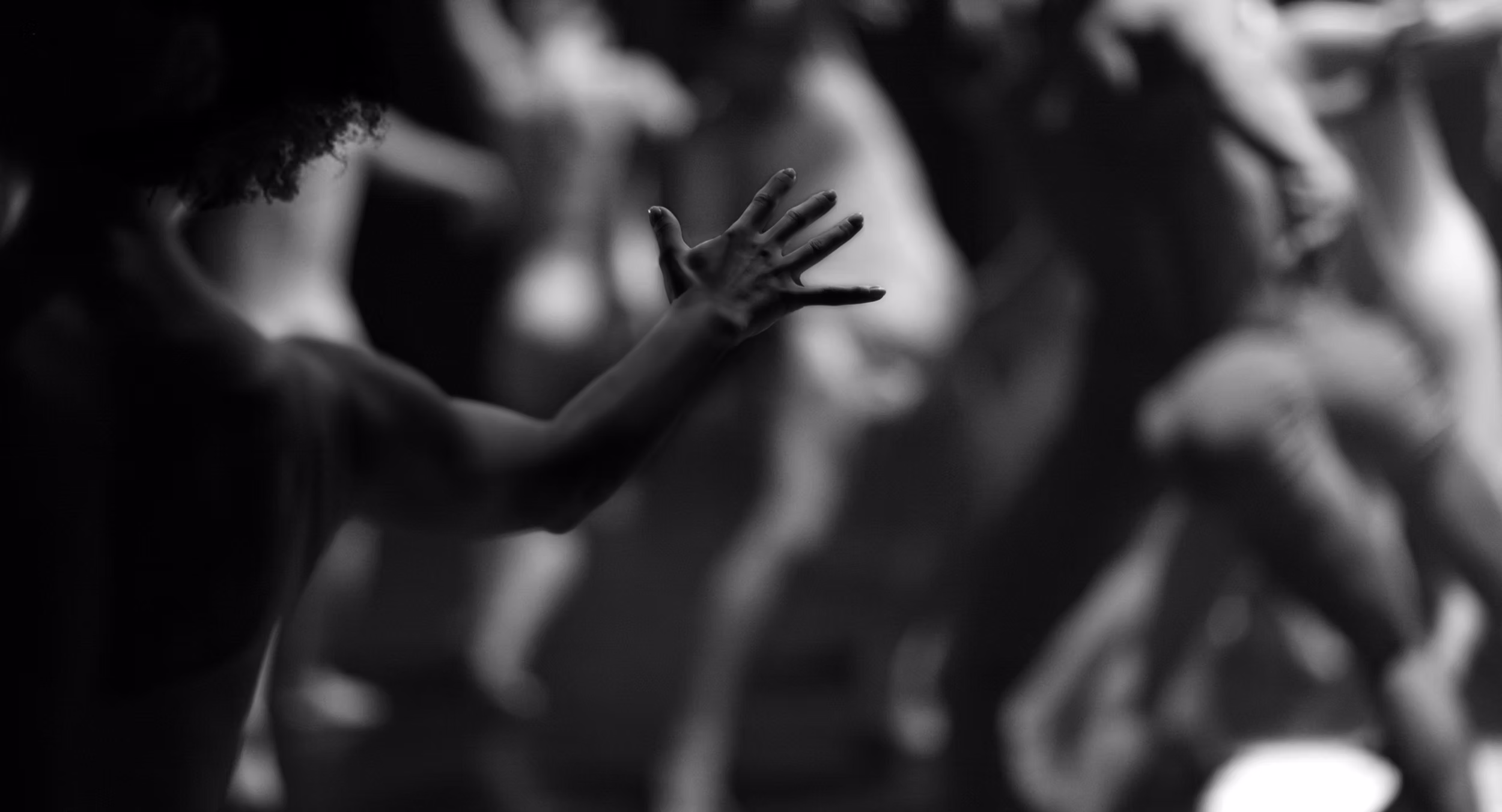 La imagen borrosa de bailarines